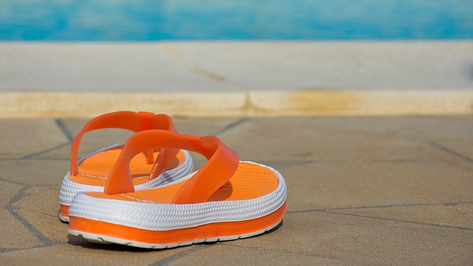 sandály u bazénu